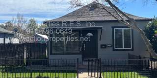 Downtown Roseville - 2 Bed, 1 Bath - Single Level Bungalow - Landscaping Included - Utilities Included! Street Parking Gallery 1