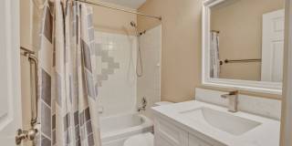 Upgraded 2 bedroom 2 bath upstairs condo Gallery 34