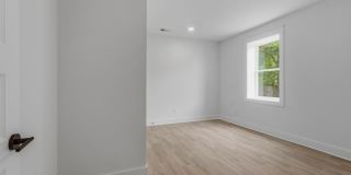 Spacious 5-Bedroom with Fenced Yard & Modern Amenities Gallery 32