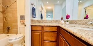 Beautifully Vista Upgraded Upstairs Corner Condo Gallery 21