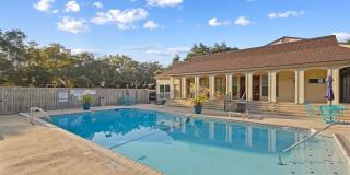 Charming 3rd-floor 2-bed condo Gallery 1