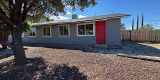 3 Bedroom, 1 Bath Apartment with Large Fenced Backyard Gallery 1