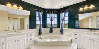 Sunlit 3 Bed Glen Cove Home Gallery 25