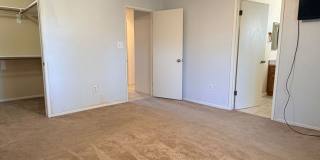 3+2 w/garage and large fenced backyard Gallery 8