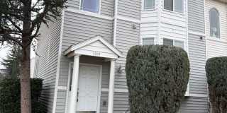 New paint  carpet! 2 bed 2.5 bath + bonus room townhome Gallery 1