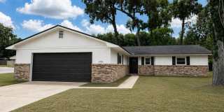 Spacious 3-Bedroom Home with Fireplace, Split Floor Plan & Screened Lanai in Southeast Ocala! Gallery 1