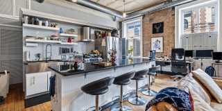 *Beautifully Updated & Unique 1BD/2BA Condo Unit Available in South Side* Gallery 17