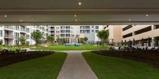 Nine15 Midtown Gallery 32