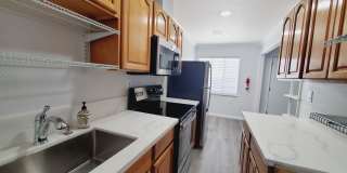 Ground floor One bedroom with Private Patio near Diamond District Gallery 5
