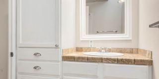 Bright 2 Bedroom Townhouse with Creek Views and Excellent Commuter Location Gallery 10