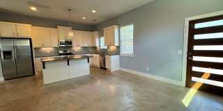 Great, modern 2 bedroom 2.5 bath available in South Austin! Gallery 4