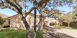 Welcome to this charming lock-and-leave home in Old Lakeway’s cul-de-sac! Gallery 1