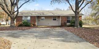 Cozy 2/1 Duplex Near I-49 and U of A Gallery 1