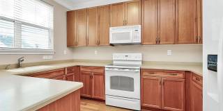 Beautiful End-Unit Townhome on a Prime Location! Gallery 7