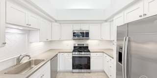 Comfortable 2BD/2BA Condo in La Jolla with Dual Garages, In-Unit Laundry & Pool Access Gallery 1