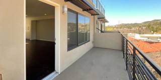 Luxury Townhome Centrally Located in Silverlake! Gallery 17