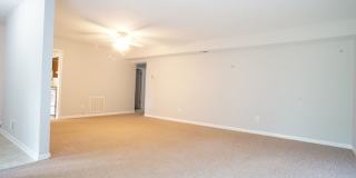 3 Bed/2 Bath Townhouse. On Bus Route to Campus. Parking. Gallery 3