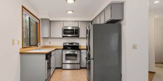 Beautifully Updated 2-Bedroom, 2-Bath Condo Near Downtown Kirkland Beautifully Updated 2-Bedroom, 2-Bath Condo Near Downtown Kirkland Gallery 6