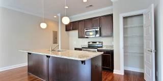 Bright & Stylish 3BR Flat in the Historic District — Gated Parking Gallery 9