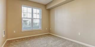 Beautiful Ground Level 1+br Condo ** Water/Sewer/Garbage Included ** Gallery 14