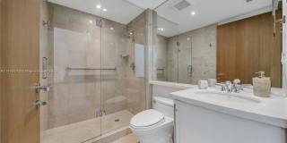 100 South Pointe Drive Gallery 9