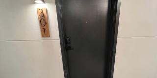 725 W Pratt Gallery 10