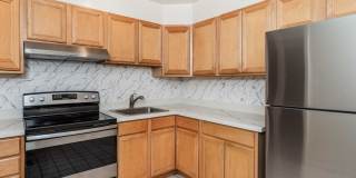 LARGE 2BR/2BA w/ Hardwood. LAUNDRY ON-SITE! Eat-in Kitchen LARGE 2BR/2BA w/ Hardwood. LAUNDRY ON-SITE! Eat-in Kitchen Gallery 1