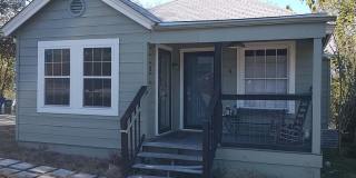 Cute duplex on large plot of land close to downtown Gallery 1