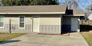 One Bedroom Duplex in Remerton! Gallery 1