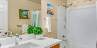 Beautiful Top Floor 2 Bed 2 Bath Condo in Factoria Beautiful Top Floor 2 Bed 2 Bath Condo in Factoria Gallery 3