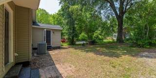 Four Bedroom 2 bath House with office on W Friendly Ave in Greensboro-near UNCG Gallery 31