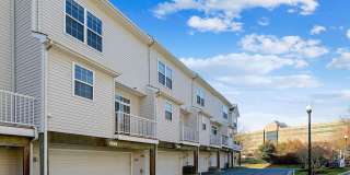 Resort-Style High View Townhome with 2-Car Garage, Private Office & Walkable Hunt Valley Location Gallery 38