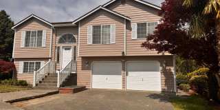 Spacious & Modern 4-Bedroom Home in Kent Gallery 1