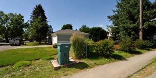 Charming 2 bed 1 bath bungalow with 2nd living room Gallery 37