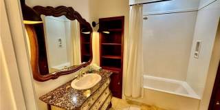 Prime Location 4 Bedroom 3 1/2 bath 2 garages! Gallery 27