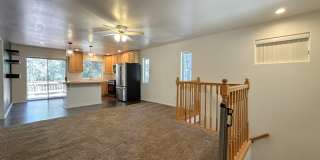 Spacious 2-Story 3-Bedroom Home in Crestline! Gallery 8