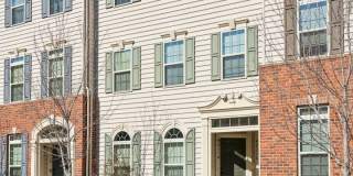 Stunning 2 bed 2 bath townhome condo! Gallery 1