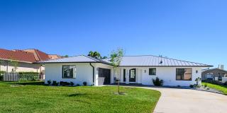 QUINTESSENTIAL WATERFRONT RENTAL WITH SAILBOAT ACCESS Gallery 1