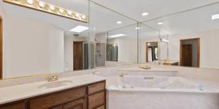 Adorable Townhome, 2 Master Bedroom Suites to Patio Living Gallery 13