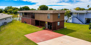 2 Bedroom 1 Bath Fully-Furnished Lakefront Apartment Gallery 1