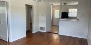 2/1 with a fenced yard. Cute little house Gallery 1