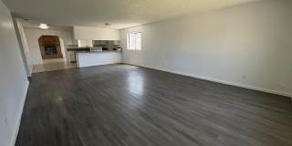 Large Living Area, rear yard has RV Access! Gallery 3