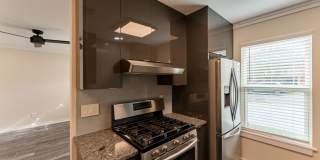 Modern Elegance in Vibrant East Austin: Chic Duplex with Stylish Upgrades, Private Oasis, Prime Location! Gallery 9