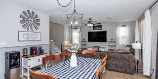 4 BEDROOM POOL & SOLAR HOME! Gallery 10