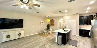 Beautiful Townhome in a perfect location Gallery 5