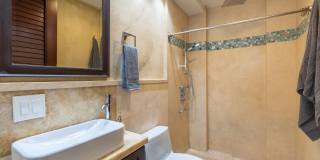 Wailupe Seaside Haven: Beachfront Luxury Home w/ Infinity Pool & City Proximity Gallery 28