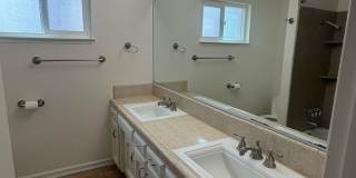 Charming 3 bedroom 2 bathroom home located in Hanford Gallery 22
