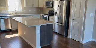 3bd/2.25ba Lake Forest Park Townhome Gallery 3