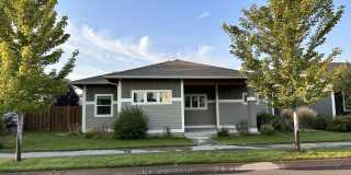 Newer 3 Bedroom / 2 Bathroom Home with Office Nook in Prineville Oregon Gallery 1