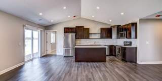 3 Bedroom Town Home, Association Maintained Lawn & Snow Removal Included Gallery 1